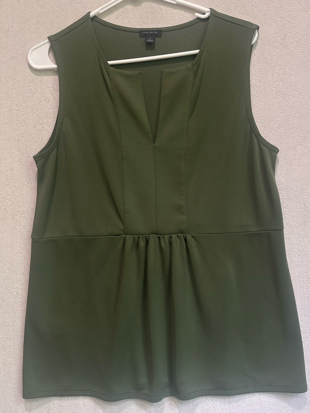 Ann Taylor Sleeveless Olive Green Peplum Blouse Sz M V-Neck Versatile
